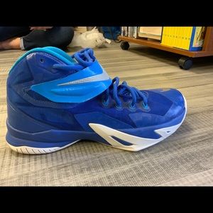 NIKE AIR ZOOM LEBRON SOLDIER VIII 8 SIZE 11
